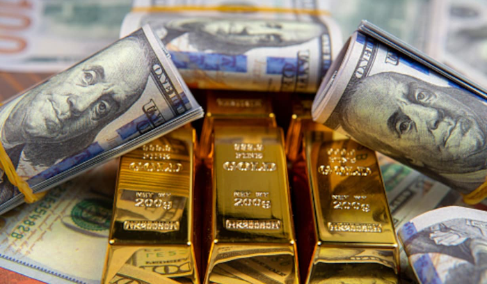 ارتفاع في سعر الذهب  وتراجع في سعر الدولار عن أعلى مستوى له منذ 20 عاماً