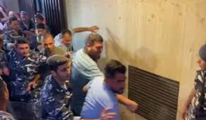 خروج المودع جواد سليم من مصرف 