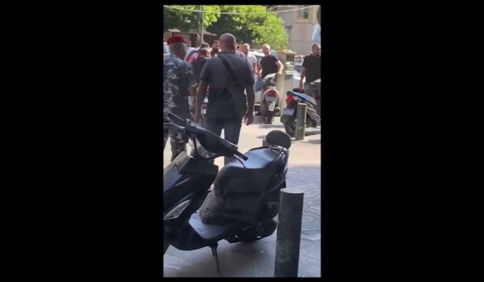 بالفيديو | اقتحام مصرف في بيروت!