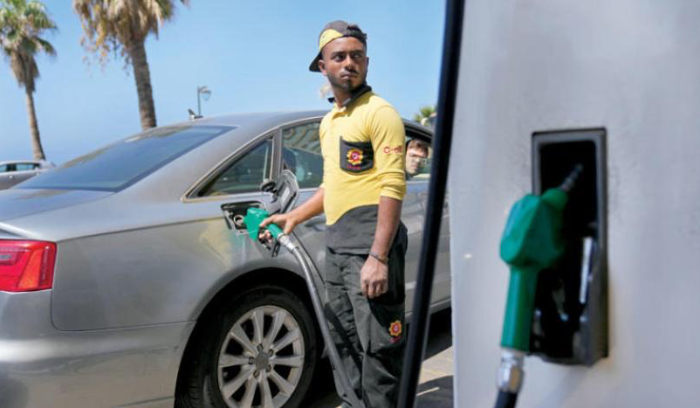 أسعار البنزين «تحرق» رواتب اللبنانيين... والتنقل بالسيارة للميسورين