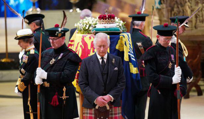 نقل نعش الملكة إليزابيث من قصر باكنجهام لقاعة وستمنستر