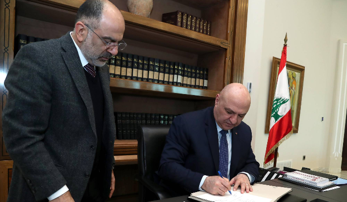 إعلان تأليف الحكومة اللبنانية... ورئيسها يتعهد باستعادة ثقة العالم بالبلاد<br />
أولى حكومات عهد عون ولدت تحت وطأة الضغوط الأميركية... وضمت 24 وزيراً