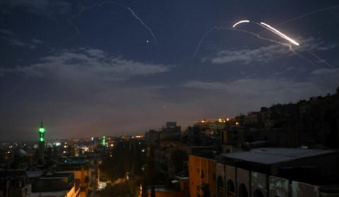 إسرائيل تكثّف ضرباتها على سوريا… ما علاقة “الحزب”؟