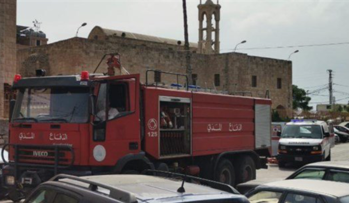 إخماد حريق داخل شقة سكنية