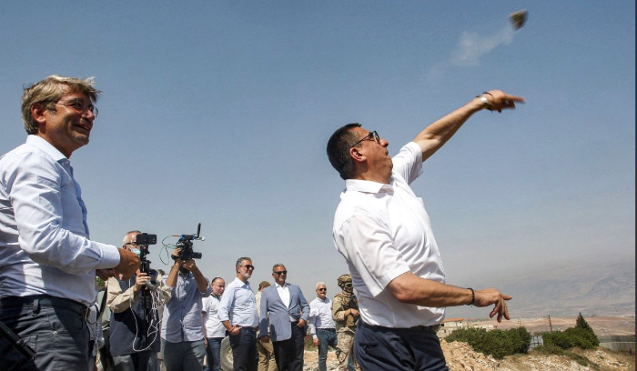 أدرعي تعليقًا على رمي الحجارة:إن كان بيتك من قزاز ما ترمي الناس بالحجارة