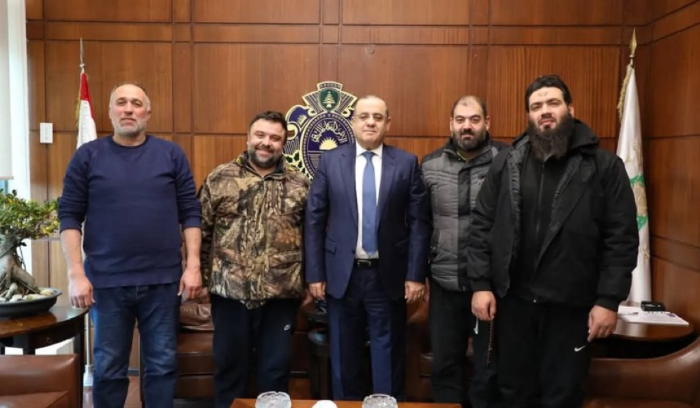 البيسري يستقبل 4 لبنانيين بعد الإفراج عنهم في سوريا