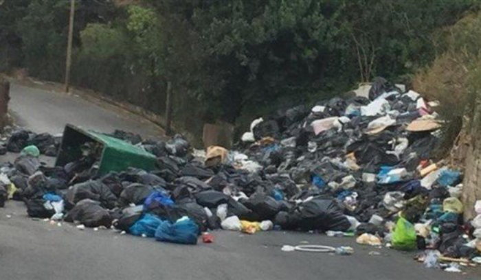 النفايات في المنية قطعت الطريق والأهالي طالبوا برفع الاضرار
