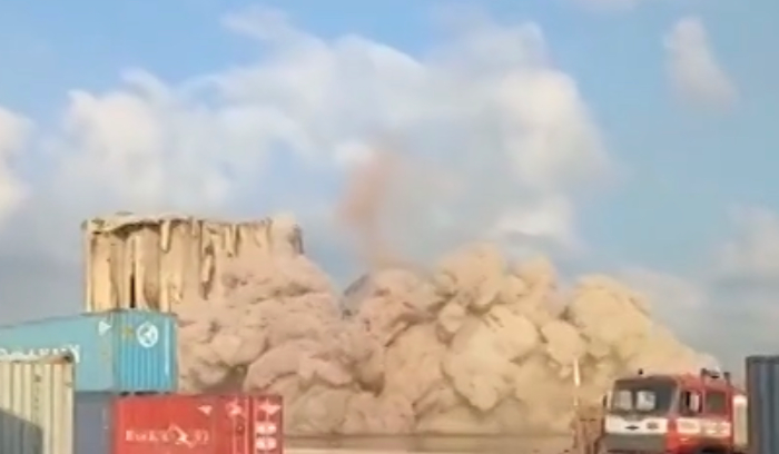 بالفيديو | إنهيار الجزء الشمالي من إهراءات مرفأ بيروت وتذكير بالإرشادات
