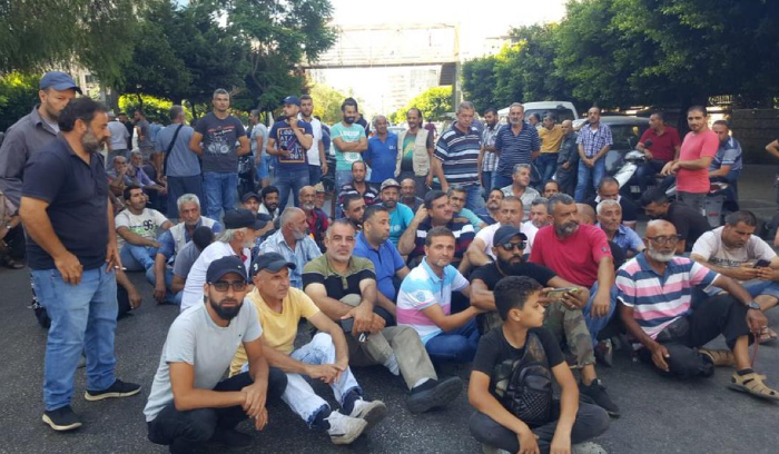 عمال بلدية طرابلس يقطعون الطريق بأجسادهم