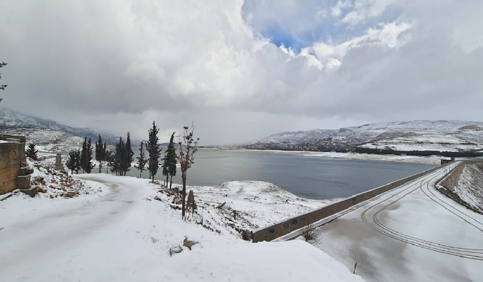 الثلج غطّى سدّ وبحيرة القرعون