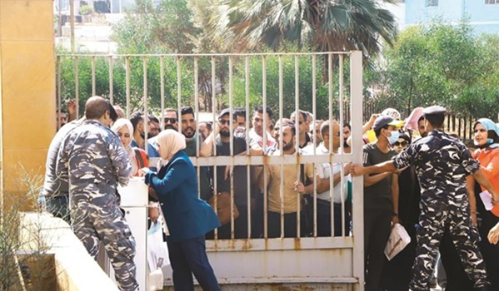 عودة تهريب المازوت إلى سورية.. وستريدا جعجع: تغيير المسار يبدأ بالخروج من جهنم<br />
ترسيم الحدود يخلط الأوراق والمواقف في لبنان وانعطافة جنبلاطية تعيد خلط الأوراق