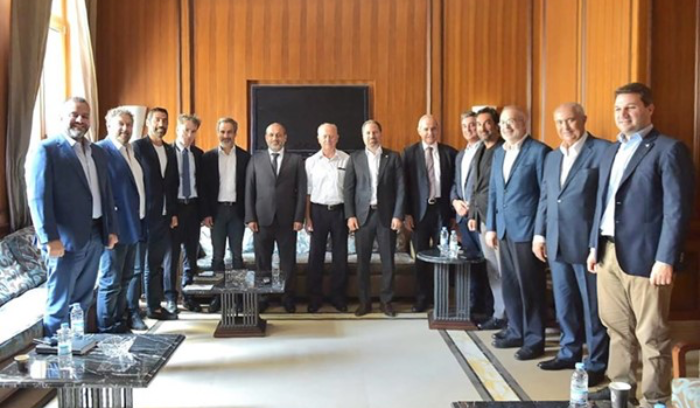 جعجع يحث المعارضين على التوحّد لانتخاب رئيس «مثل الخلق» .. والنائب سكاف يتحدث عن ضغوط خارجية تقول: الإنقاذ من أمامكم والجوع من ورائكم!<br />
الملف الرئاسي إلى الصدارة و«التغييريون» لتحديد المواصفات قبل الأسماء