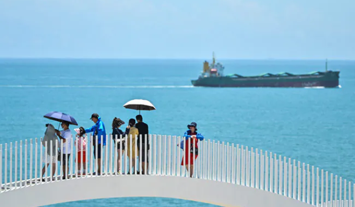 طائرات وسفن حربية صينية عبرت الخط الأوسط لمضيق تايوان