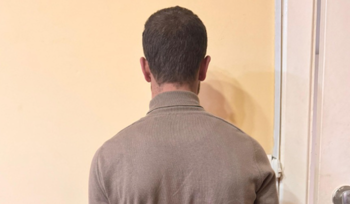 استغلّ انشغال صاحب السيارة وقام بسرقتها…ومخفر جبيل كشف هويّته وأوقفه
