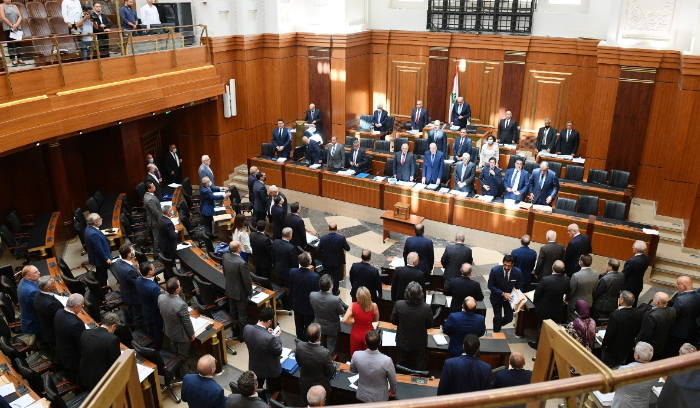 تعديل السرية المصرفية يخرق «التنمر والفوضى»: أولى إصلاحات الصندوق<br />
جنبلاط يُطالب نصر الله بتجنب الحرب وينتقد جعجع.. وتجاذب حول الرواتب اليوم