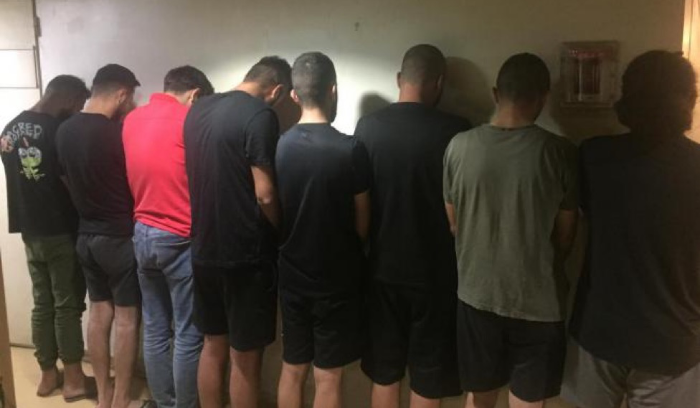 قاموا بسلب 170 ألف دولار... وقوى الأمن‬⁩ توقفهم!