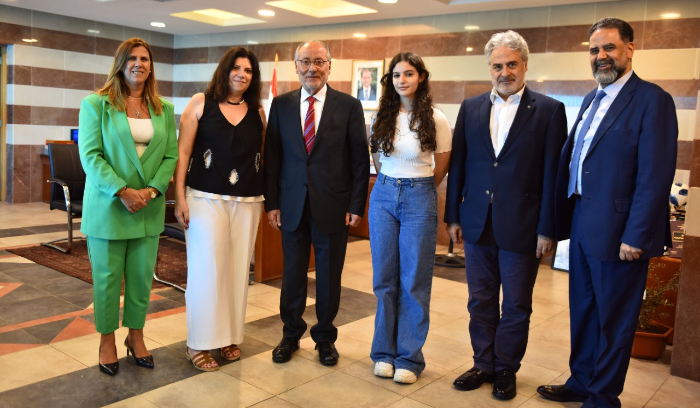 الحلبي التقى التلميذة التي فقدت والدتها في انفجار المرفأ ووالدها في سقوط طائرة