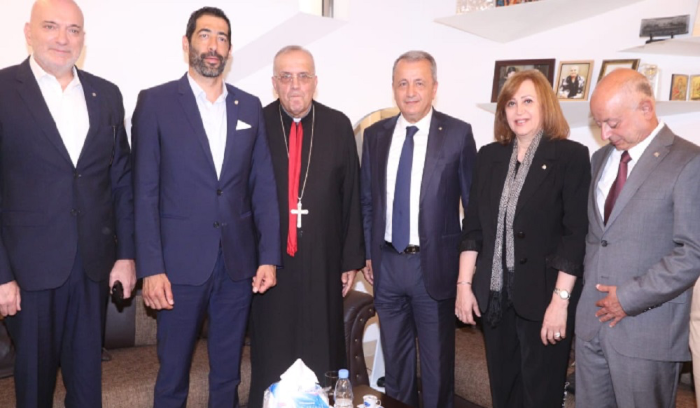 وفد كتائبي زار المطران الحاج متضامناً