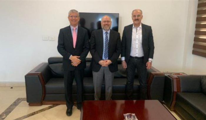 الأبيض عرض مع سفير باكستان لأزمة الدواء