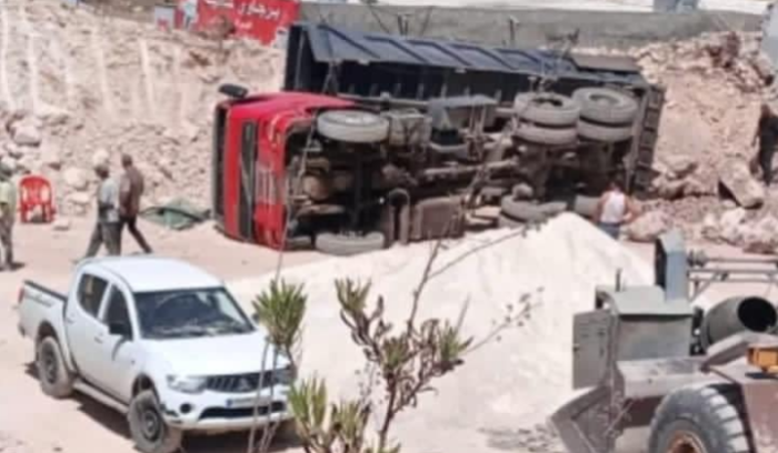 انقلاب شاحنة محملة بالردميات… ونجاة السائق بأعجوبة