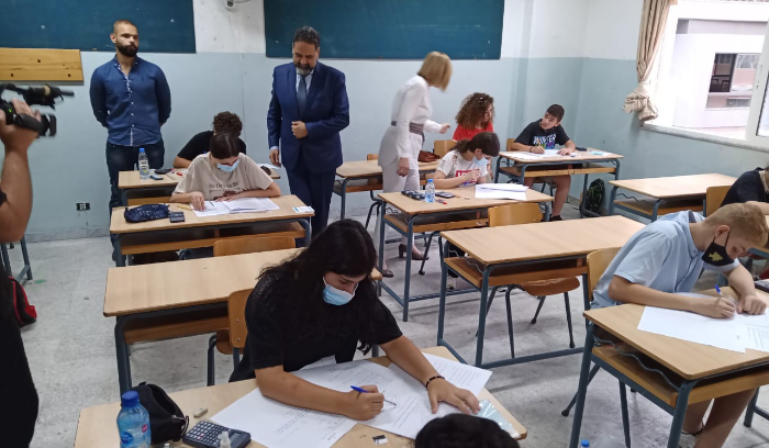 المدير العام للتربية تفقد امتحانات المتوسطة وناشد لتأمين الكهرباء
