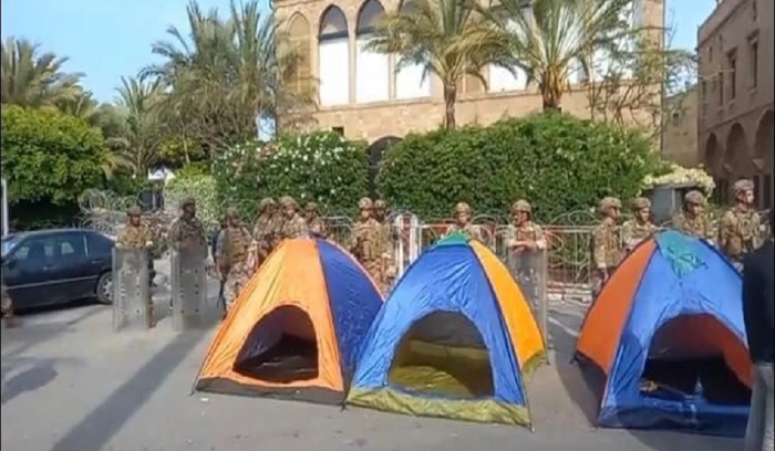 قطع طريق ونصب خيمة احتجاجاً على توقيف شاب