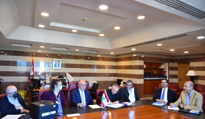 الحلبي تسلم آلة لكشف الأختام المزورة وعرض وسفيرة إيطاليا دعم التربية وبحث مع المتعاقدين الثانويين مطالبهم