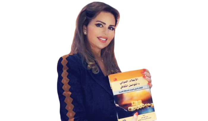 ندى جابر وقعت كتابها في معرض أبوظبي الدولي للكتاب:  الإمارات رائدة في مجال الإعلام