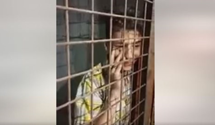 طفل مسجون داخل قفص تحت الأرض في طرابلس.. والأجهزة الأمنية تداهم المكان