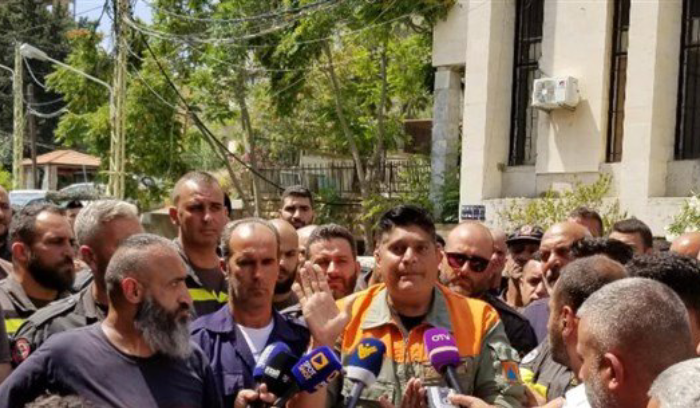 وقفة لمتطوعي الدفاع المدني أمام قصر عدل بعبدا