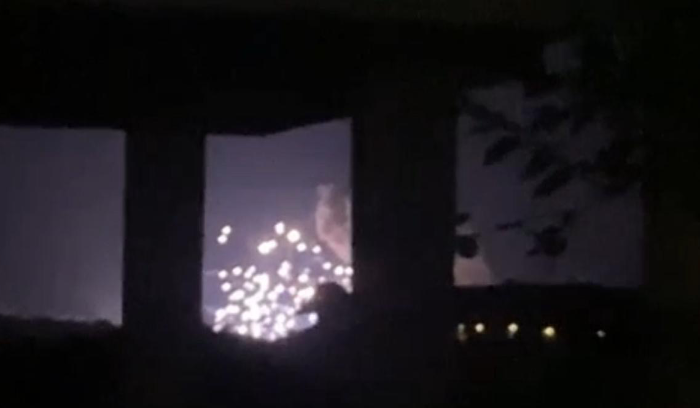 غارة إسرائيلية تستهدف حفارة بوكلين بالقرب من منزل في يحمر