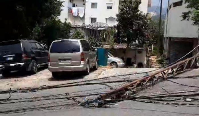 أضرار جسيمة بأعمدة الكهرباء في زوق مصبح