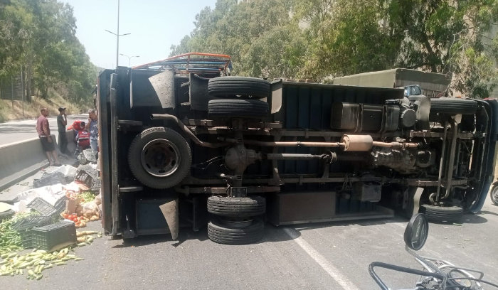 انقلاب بيك اب محمل بالخضار على اوتوستراد شكا باتجاه بيروت