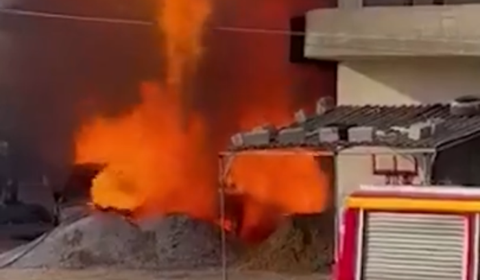 انفجار وحريق في مستودع للبنزين والغاز!