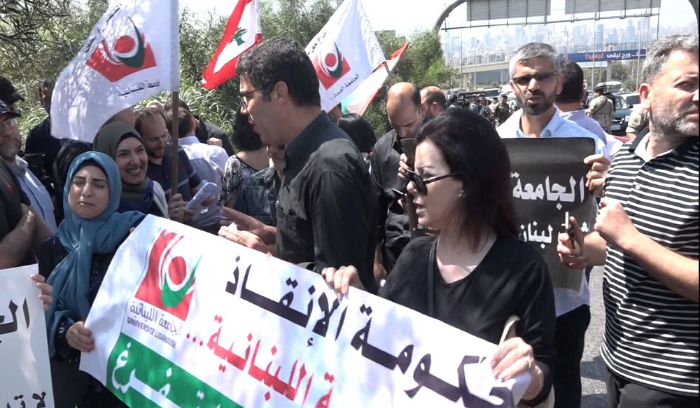 اعتصام لمتعاقدي “اللبنانية” على طريق قصر بعبدا