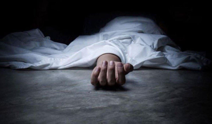 توفيا أثناء إعداد مواد متفجرة للصيد البحري