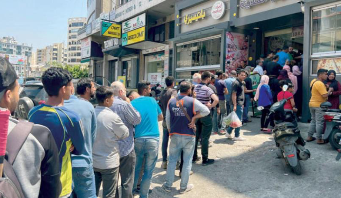 الأزمات المعيشية تتفاقم والطوابير تتجدد بعد الانتخابات اللبنانية<br />
«المركزي» يحاول تهدئة سعر الصرف... وبغداد تتعهد مواصلة ضخّ فيول الكهرباء