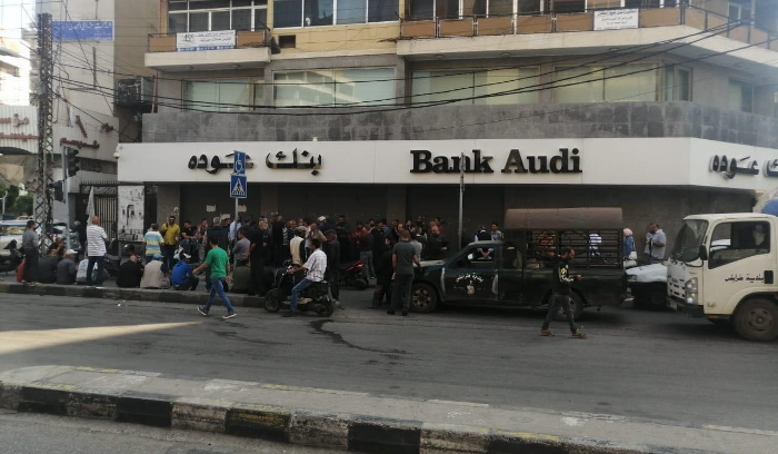 اشكال  وقطع طريق في طرابلس على خلفية سحب رواتب العمال