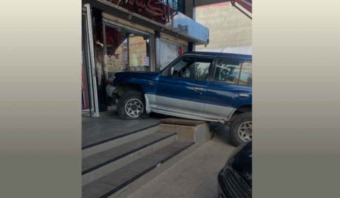 فقد السيطرة على سيّارته... واقتحم الواجهة!