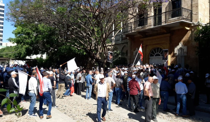 بالفيديو - متقاعدون في قوى الأمن يقتحمون بوابة وزارة الداخلية
