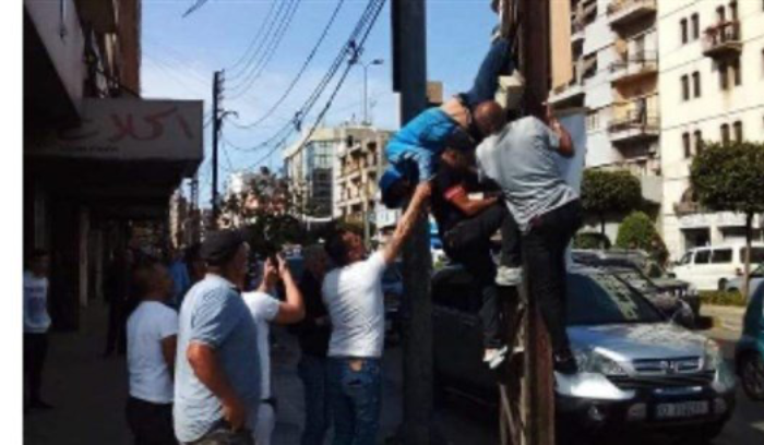 أصيب بصعقة كهربائية خلال قيامه بتعليق صورة لأحد المرشحين