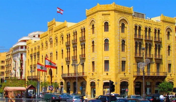 سقوط إحدى اعمدة الانارة في بيروت... و السبب إعلانات المرشحين