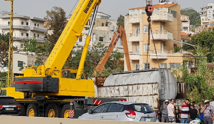 انقلاب شاحنة على أوتوستراد البوار