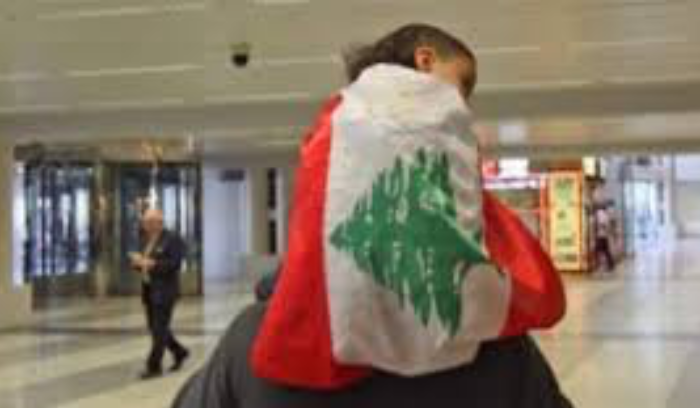نصف اللبنانيين يطمحون للهجرة... ومحرومون من جواز السفر<br />
سنة 2020 شهدت ضغطاً كبيراً للحصول عليه