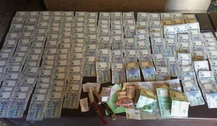أكثر من 8 ملايين مزيّفة وسكاكين..