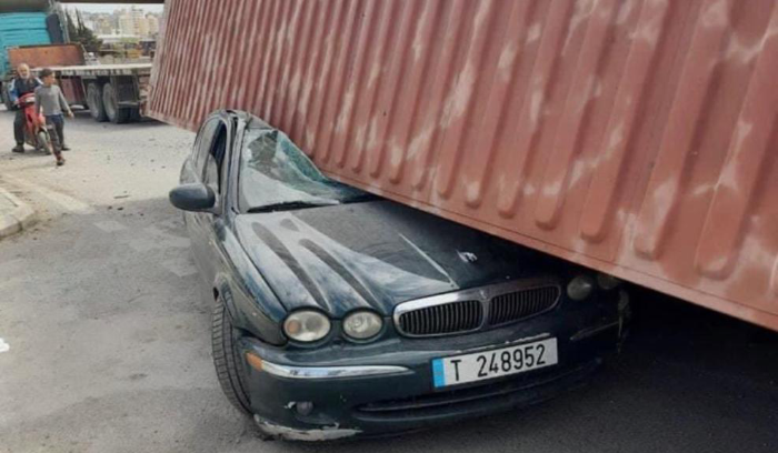 إصابة شخص بعد سقوط حاوية على سيارته