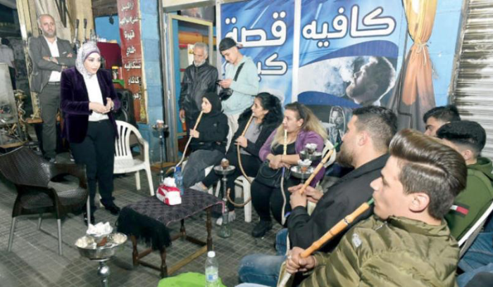 المرشحون يلجأون للأساليب التقليدية للقاء الناخبين<br />
لقاءات في المقاهي وزيارات للمنازل إضافة لـ«التواصل الاجتماعي»