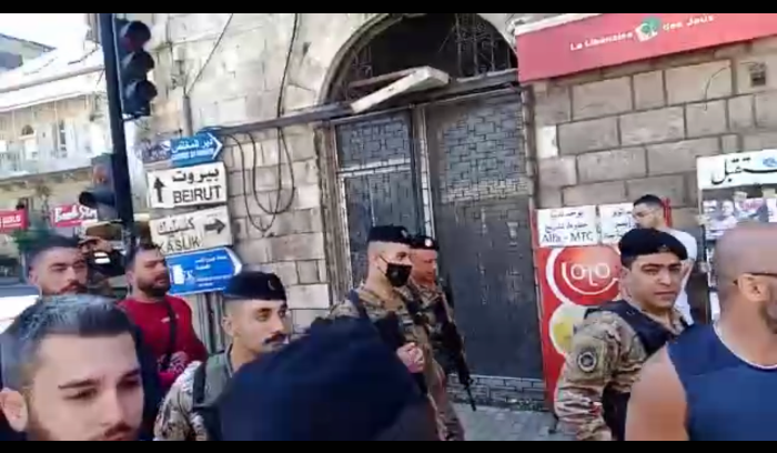 بالفيديو - أهالي إنفجار المرفأ يحاصرون المسؤولين في جونية