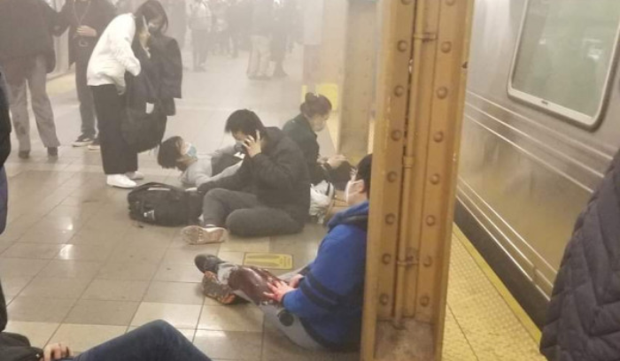 ٥ قتلى وعبوة غير منفجرة في مترو بروكلين13 في نيويورك
