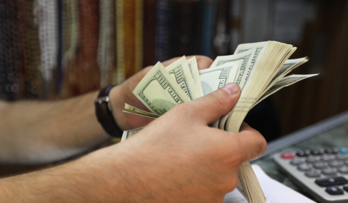 أزمة الدفع بالبطاقة... هيركات على الرواتب